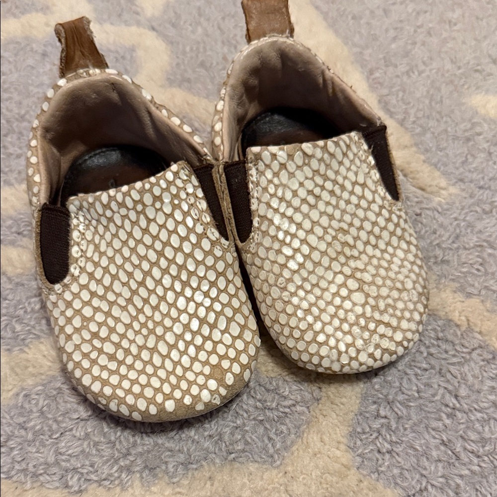 FREEBIRD Cream and Brown Kids Shoes SIZE 2